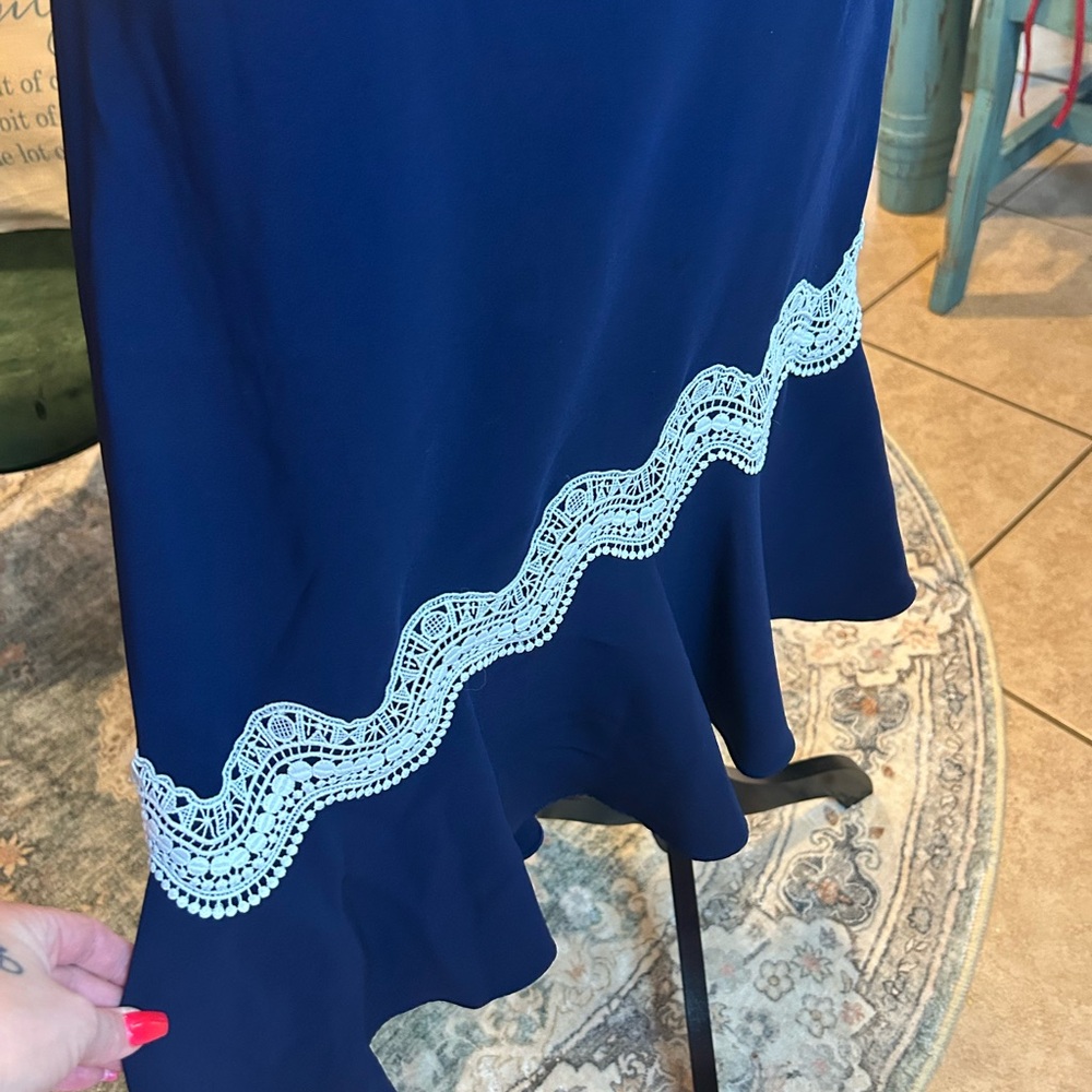 Elegant Navy Blue Dress with White Accents - Picture 3 of 13